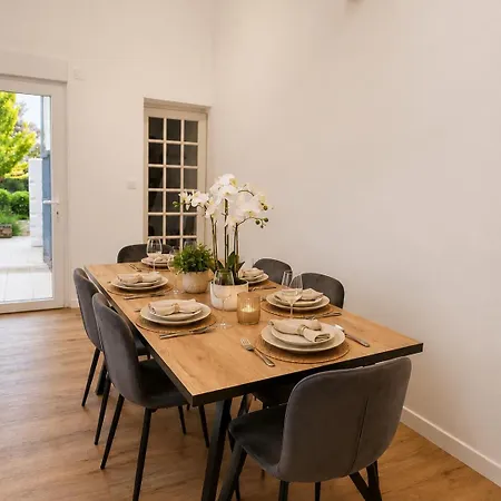Pensión Maison Entière - 8 Personnes - Jardin - Parking Privé -proche Laval Loiron-Ruille