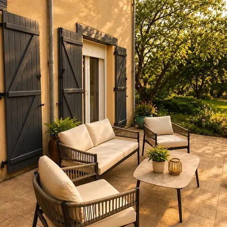 Pensión Maison Entière - 8 Personnes - Jardin - Parking Privé -proche Laval Loiron-Ruille