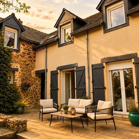 Maison Entière - 8 Personnes - Jardin - Parking Privé -proche Laval